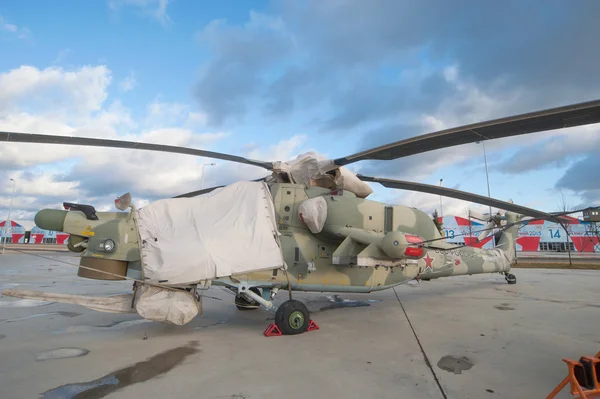 Shrouded Russian attack helicopter MI-28 "Night hunter" in the new Park Patriot — Stock Photo, Image