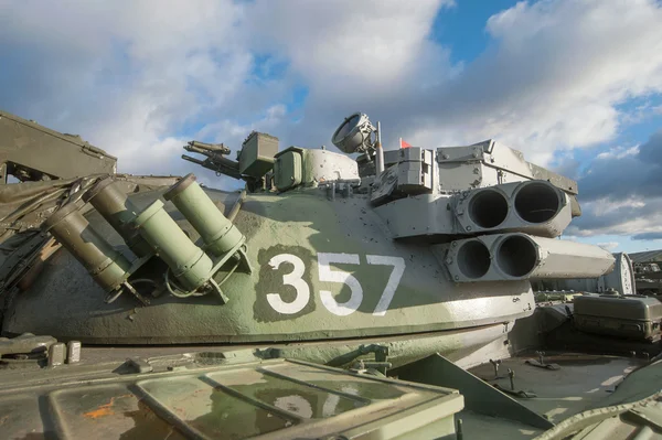 Starý Sovětský tank T-55ad s systém aktivní ochrany "Drozd" v parku "Patriot", fragment věže — Stock fotografie