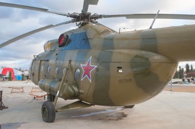 Rus askeri nakliye helikopteri Miles Mi-8 Patriot parkta, arka görüş Park