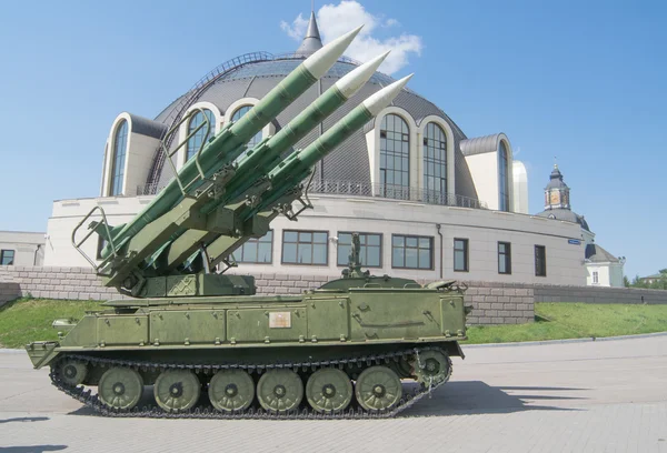 Soviet anti-aircraft missile system army air defence Cube-M1 ( by NATO classification  SA-6 Gainfu), in the city Museum of Weapons, side view — Stock Photo, Image