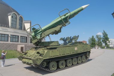 Sovyet uçaksavar füze sistemi Ordu Hava Savunma küp-M1 (Nato sınıflandırma Sa-6 Gainfu tarafından) Tula silah Müzesi, açık açılı görünüş