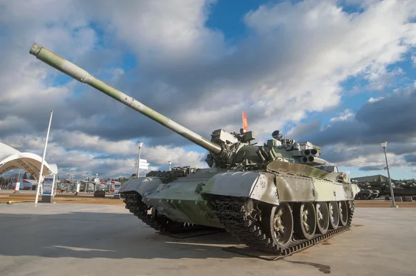 Sovjetiska medeltunga stridsvagnen T-55ad med systemet för aktivt skydd "Drozd" i nya parken "Patriot", framifrån — Stockfoto