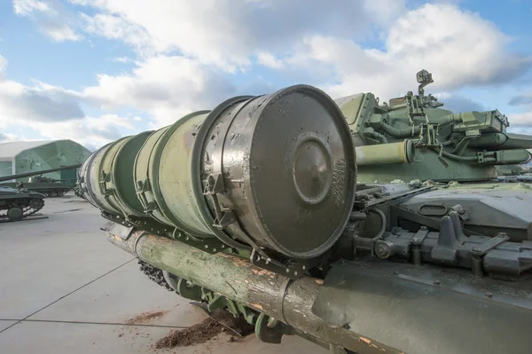 Tanque soviético T-55AD con el sistema de protección activa "Drozd" en el nuevo Parque "Patriot", una vista trasera de los barriles de combustible —  Fotos de Stock