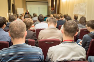 konferans salonu hareket izleyici dinler