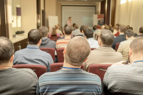 Het publiek luistert naar het acteren in een conferentiezaal — Stockfoto