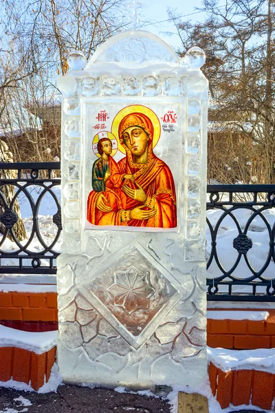Irkutsk, Rusia - 16 de febrero de 2016: Icono de hielo cerca de la Iglesia Ortodoxa Santa Cruz (Kresto-Vozdvigenskiy). Hielo puro para el icono fue llevado al lago Baikal . —  Fotos de Stock