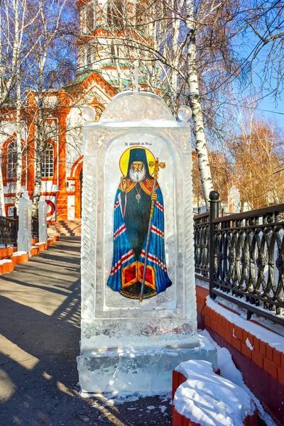 Irkutsk, Rusia - 16 de febrero de 2016: Icono de hielo cerca de la Iglesia Ortodoxa Santa Cruz (Kresto-Vozdvigenskiy). Hielo puro para el icono fue llevado al lago Baikal . — Foto de Stock