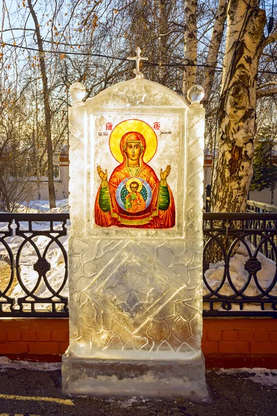 Irkutsk, Rusia - 16 Februari 2016: Ikon es di dekat gereja Ortodoks Salib Suci (Kresto-Vozdvigenskiy). Es murni untuk ikon tersebut dibawa ke Danau Baikal . — Stok Foto