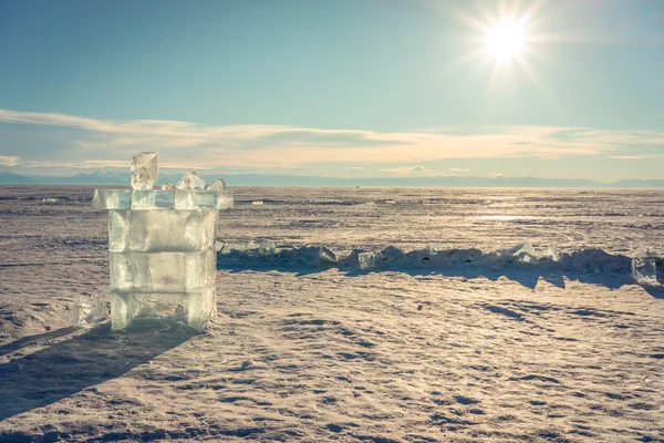 얼어붙은 바이칼 호수에 얼음 큐브 조각 타워 모양 — 스톡 사진