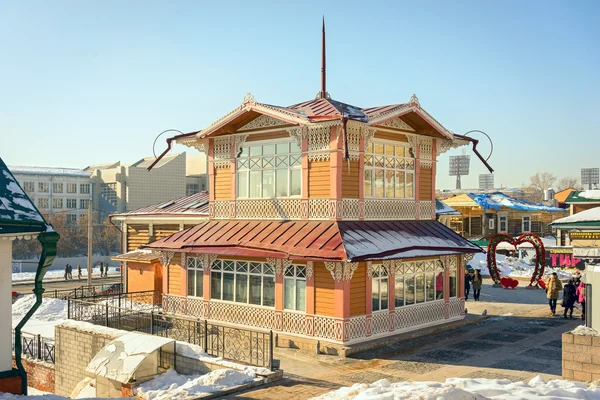 Irkutsk, Rusia - 16 de febrero de 2016: típica casa de madera de tronco ruso en el histórico barrio de Irkutsk Sloboda (130 Quarter ) —  Fotos de Stock