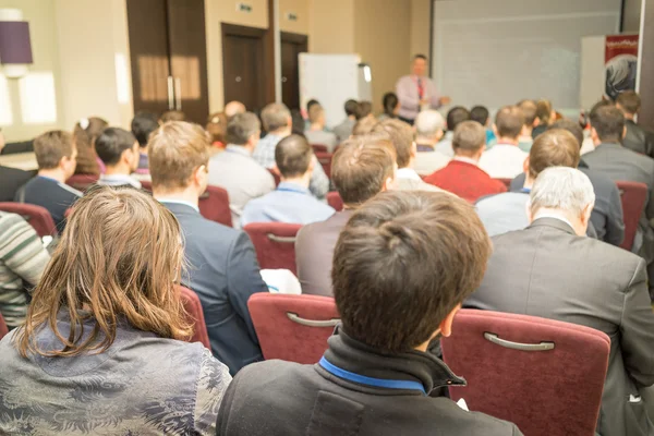 Zakelijke conferentie en presentatie. Publiek in de conferentiezaal. Bedrijfsleven en ondernemerschap. — Stockfoto
