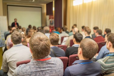 konferans salonunda toplantı.