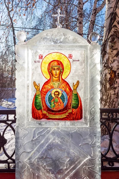 Irkoetsk, Rusland - 16 februari 2016: Icoon van ijs in de buurt van de kerk van orthodoxe heilige kruis (Kresto-Vozdvigenskiy). Puur ijs voor het pictogram werd gebracht aan het Baikalmeer. — Stockfoto