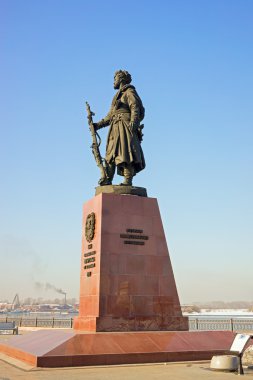 Irkutsk, Rusya - 16 Şubat 2016: Anıtı şehir Irkutsk, Angara Nehri kıyısında kurucuları için. Yazıt ile 