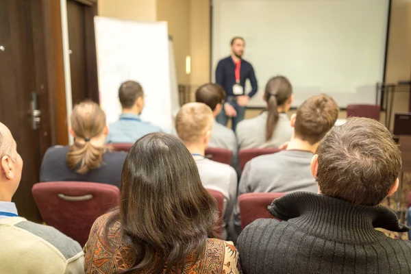 Spreker geeft een praatje op Business Meeting. Publiek in de conferentiezaal. Bedrijfsleven en ondernemerschap. — Stockfoto