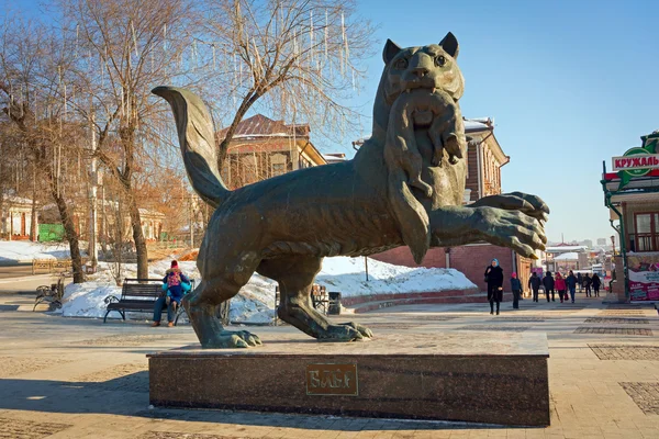 IRKUTSK, RUSIA - 16 DE FEBRERO DE 2016: Babr en sus dientes sosteniendo sable - un símbolo monumental de Irkutsk . —  Fotos de Stock