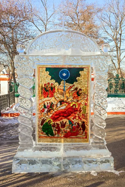 Irkutsk, russland - 16. Februar 2016: Ikone des Eises in der Nähe der orthodoxen Kirche des Heiligen Kreuzes (kresto-vozdvigenskiy). Pures Eis für die Ikone wurde an den Baikalsee gebracht. — Stockfoto