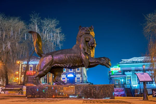 Irkutsk, russland - 16. Februar 2016: babr in seinen Zähnen hält Zobel - ein Denkmal-Symbol von irkutsk. Nachtschießen. — Stockfoto