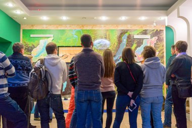 Irkutsk, Rusya - 15 Şubat 2016: insanlar exhibitsts arayan bir limonologichesky Müzesi'nde