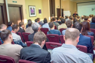 Sözcü İş Toplantısı 'nda konuşma yapacak. Konferans salonunda dinleyiciler. İş ve Girişimcilik.