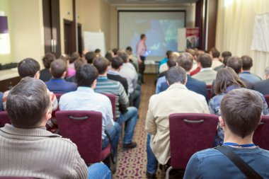 konferans salonu hareket izleyici dinler