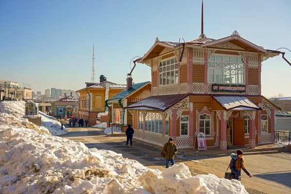Irkutsk, Venäjä - 16. helmikuuta 2016: tyypillinen venäläinen hirsitalo historiallisessa Irkutsk Slobodassa (130 Quarter ) — kuvapankkivalokuva
