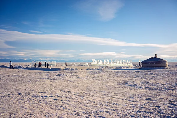 리스트 비 앙 카, 러시아-17 2 월 2016: 리스트 비 얀 카에 호반에 30 미터 얼음 비문 "바이칼 호수에서 라이브". 얼음 조각가 Andrey Pylyuh 했다. 몽고와 하 키를 재생 하는 사람들. — 스톡 사진