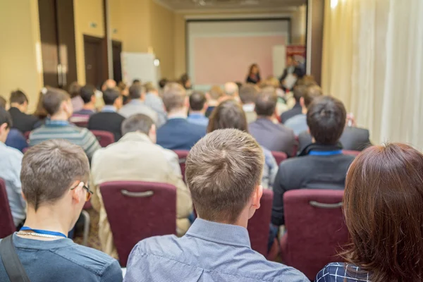 Il pubblico ascolta la recitazione in una sala conferenze — Foto Stock