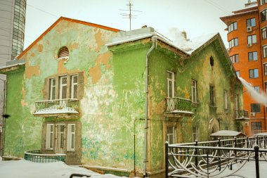 Eski tipik regged iki katlı kar Novosibirsk Merkezi Binası.