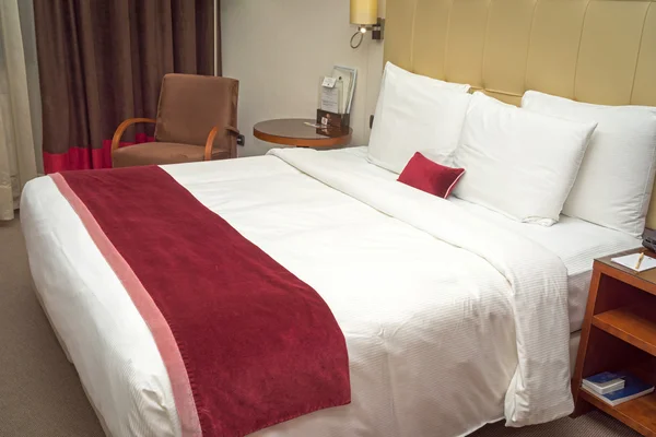 Novosibirsk, Rusland - 01 maart 2016: luxe slaapkamer van Doubletree by Hilton Hotel & Conference Centre in Novosibirsk. Doubletree by Hilton heeft meer dan 400 hotels en resorts over de hele wereld. — Stockfoto