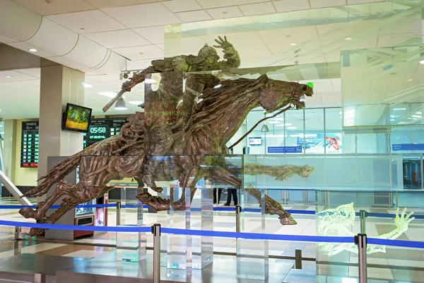 NOVOSIBIRSK, 02 MARS 2016 : Sculpture Conquête de la Sibérie, les auteurs Yunus Safardiyar (Royaume-Uni) et Roman Trotsenko (Russie), installé à l'aéroport de Novossibirsk Tolmachevo . — Photo