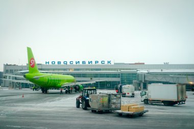 Novosibirsk, Rusya - 02 Mart 2016: uçak S7 havayolu Tolmachevo havaalanında uçuş için hazırlanıyor. En büyük Ural transit düğüm üzerinde Avrupa ve Asya arasında önemli yönlü Havaalanı oldu.