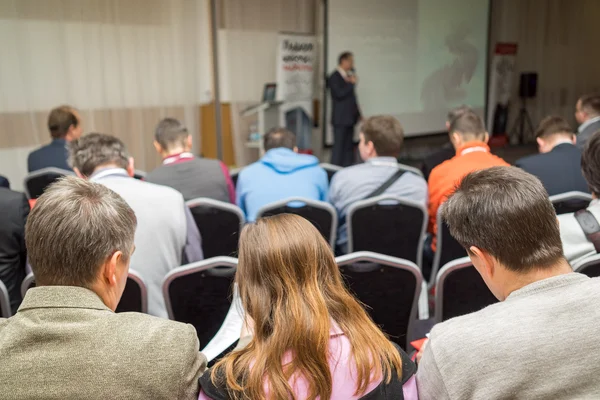 Orador na Conferência de Negócios e Apresentação. Audiência na sala de conferências. Negócios e Empreendedorismo . — Fotografia de Stock