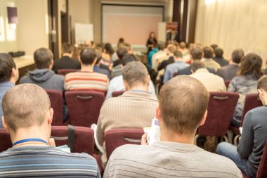konferans salonu hareket izleyici dinler.