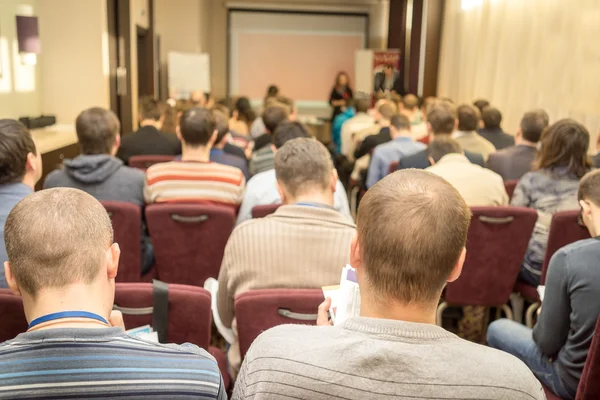 Le public écoute les acteurs dans une salle de conférence . — Photo