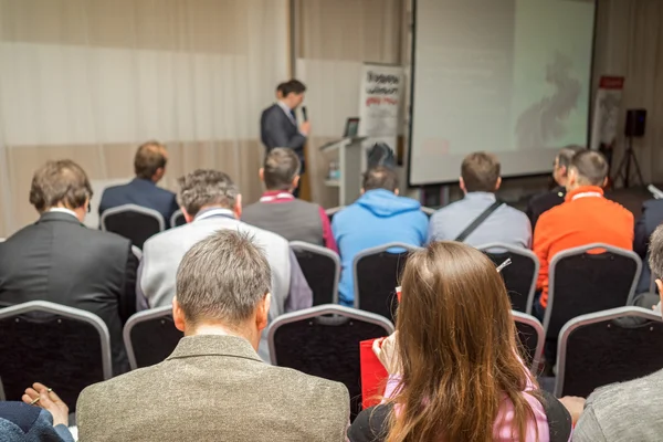 Aandachtige luisteraars op de business conference hall — Stockfoto