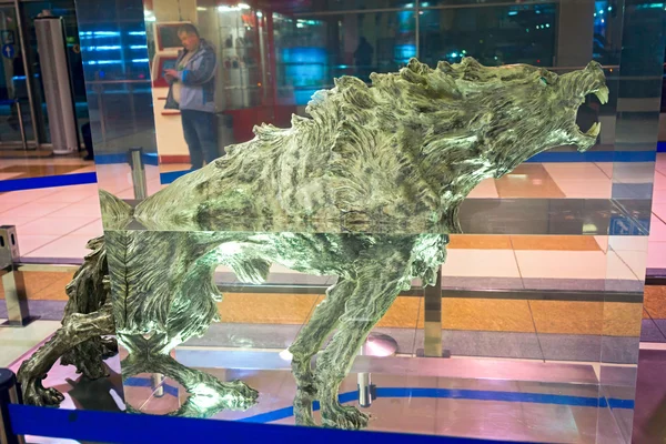 Novosibirsk, den 02 mars, 2016: wolf figur i skulptur erövring av Sibirien, författarna Yunus Safardiyar (Uk) och Roman Trotsenko (Ryssland), installerat i Novosibirsk Tolmatjovo flygplats. — Stockfoto