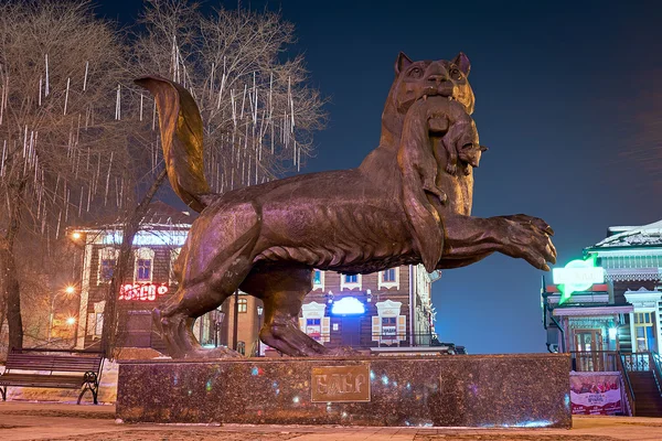 Irkutsk, Rusya Federasyonu - Şubat 16,2016: samur - Irkutsk anıt sembolü tutarak onun diş Babr. Gece çekimi. — Stok fotoğraf