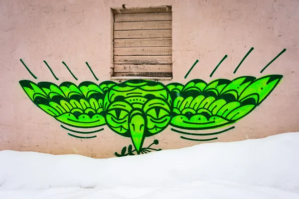 NOVOSIBIRSK, RUSIA - 01 DE MARZO DE 2016: Pájaro de graffiti verde en la pared del edificio en Novosibirsk — Foto de Stock