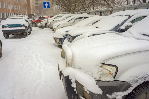 Parkingu z samochodów objętych śniegu — Zdjęcie stockowe