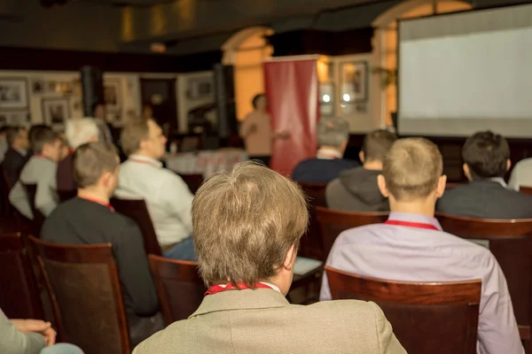 Ludzie w sali konferencyjnej, widok z tyłu — Zdjęcie stockowe