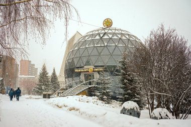 Novosibirsk, Sibirya, Rusya - 01 Mart 2016: Bir büyük cam kase şeklinde Cafe.