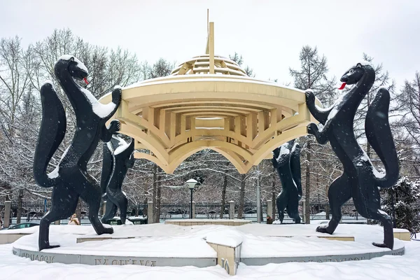 Nowosybirsk, Siberia, Rosja - 01 marca 2016: Pomnik z Sable, Symbol miasta Novosibirsk. Novosibirsk jest trzecim co do wielkości miasto w Rosji. — Zdjęcie stockowe