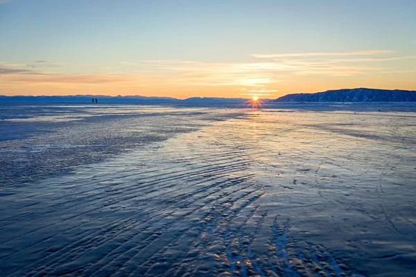 冷凍バイカル湖の夕日。反対側の岸までの距離は 62 km です。. — ストック写真