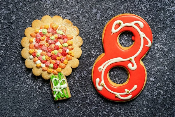 Dos galletas: manzano y número ocho. Galletas de jengibre sobre el fondo rústico — Foto de Stock