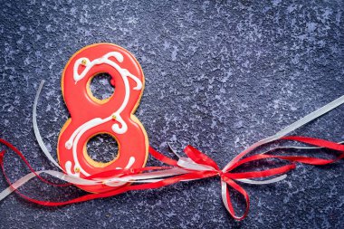 Tanımlama bilgileri sekiz numara. Zencefilli kurabiye rustik mavi zemin üzerine. Yay ile şerit. Kopya alanı.