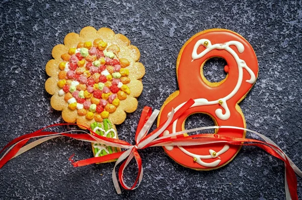ジンジャーブレッドのクッキーのツリーと番号 8 リボン弓で素朴な形で — ストック写真