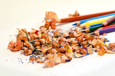 kalemler ve kurşun kalem talaş beyaz arka plan üzerinde