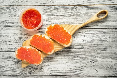 Kopya alanı ile ahşap arka plan üzerinde kırmızı havyar sandviç üzerinde Üstten Görünüm.