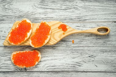 Sandviç somon kırmızı havyar ahşap zemin ile